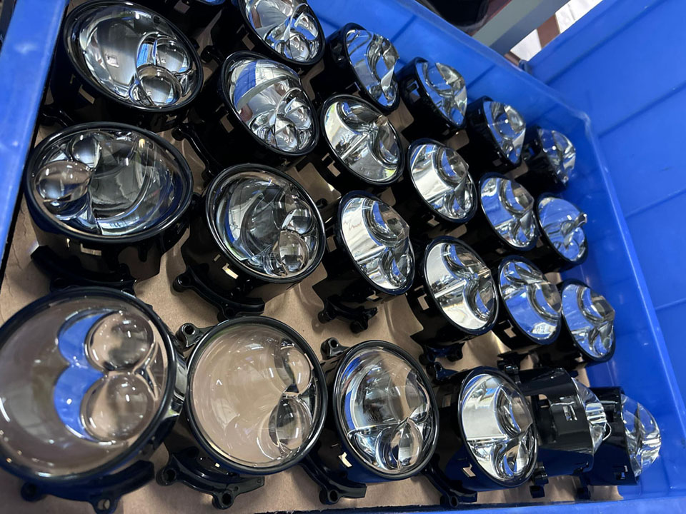 What is the difference between LED projector lenses and LED headlight bulbs?